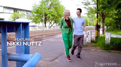 Blondynka MILF Nadya Basinger jeździ na kutasie pasierba