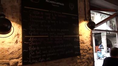 Piękna biuściasta blondynka Dominka nago w miejscu publicznym