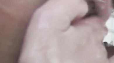 Biuściasta MILF, zmysłowa Jane bierze prysznic i ssie kolana