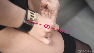 Amanda Lee miluje dvé péra najednou uvnitř sebe