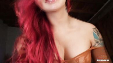 Thick Redhead Fucks Her Dripping Pussy On Cam