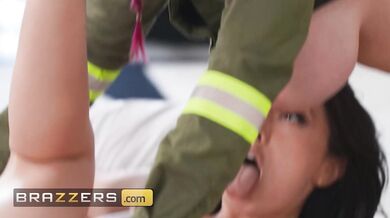 BRAZZERS - Chloe Surreal se nechá chytit Lily Lou a připojí se ke žhavé trojce se záchranářkou