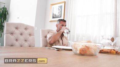 Sweet Hotwife Sadie Succumbs To Manuel Ferrara’s Temptation While Her Sister’s Away