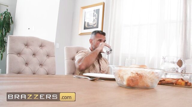 Sweet Hotwife Sadie Succumbs To Manuel Ferrara’s Temptation While Her Sister’s Away