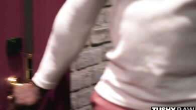 Krásná brunetka Keira si nechala úplně rozmrdat prdel tlustým čurákem