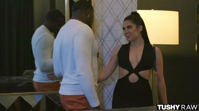 Krásná brunetka Keira si nechala úplně rozmrdat prdel tlustým čurákem