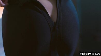 Krásná brunetka Keira si nechala úplně rozmrdat prdel tlustým čurákem