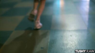 Rebel Lynn sa nevie dočkať kedy jej ten poriadne tlustý čurák konečne roztrhne jej tesnú riť