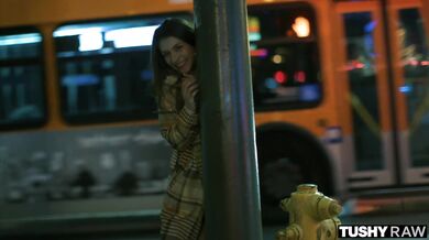 Rebel Lynn sa nevie dočkať kedy jej ten poriadne tlustý čurák konečne roztrhne jej tesnú riť