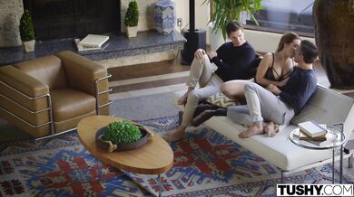 Premiérový dvojitý náklad pre Natashu Nice znamenal totálnu skazu jej úzkych dierok, ktoré borci neľútostne rozťahovali masívnymi pístami.