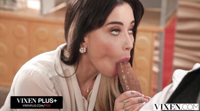 Aria Lee se bez zábran stará o jeho tvrdou výbavu