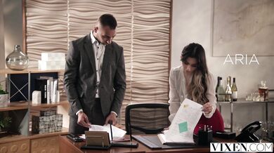 Aria Lee se bez zábran stará o jeho tvrdou výbavu