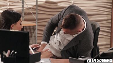 Aria Lee se bez zábran stará o jeho tvrdou výbavu