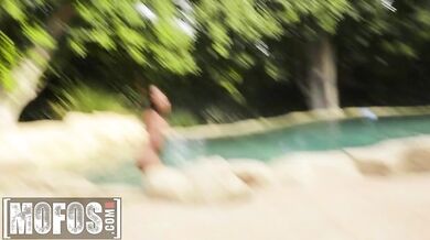 Sexy holka se nechá ošukat na veřejnosti