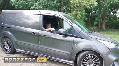 Šťastný Danny si vychutnal tvrdé sukanie s Bonnie Blue ktorá mu ako nadržená štetka podržala vo všetkých polohách