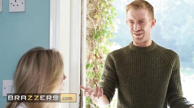 Šťastný Danny si vychutnal tvrdé sukanie s Bonnie Blue ktorá mu ako nadržená štetka podržala vo všetkých polohách