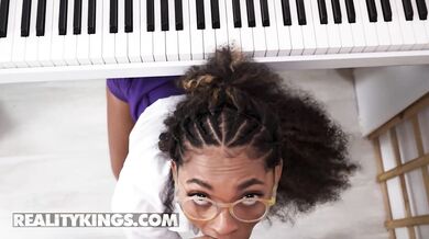 Sladká Barbie si nechala rozjebať dierku priamo na klávesách v brutálnom mrdaní odzadu