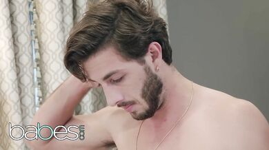 Lena Paul má plnou pusu mrdky poté, co se nechala divoce vyprcat v posteli