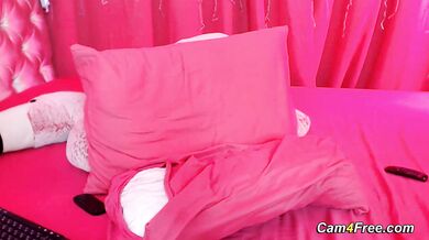 Thick Babe Toying Her Sweet Pussy