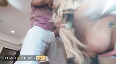 Sexy Kayley Gunner zažíva dvojité potešenie od manžela Micka a čističa okien Adonisa