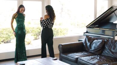 Nadržená kočička ukazuje, jak moc je vděčná