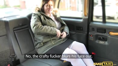 Britská BBW si užíva tvrdé sukanie do análu v legendárnom taxíku