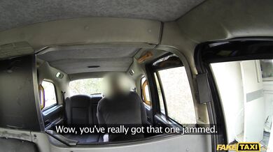 Britská BBW si užíva tvrdé sukanie do análu v legendárnom taxíku