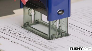 Tahle italská bohyně Valentina Nappi s obřím zadkem svedla mladýho studenta a nechala si od něj nekompromisně vyvrtat anál až k totálnímu rozevření