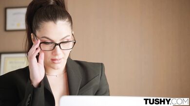 Tahle italská bohyně Valentina Nappi s obřím zadkem svedla mladýho studenta a nechala si od něj nekompromisně vyvrtat anál až k totálnímu rozevření