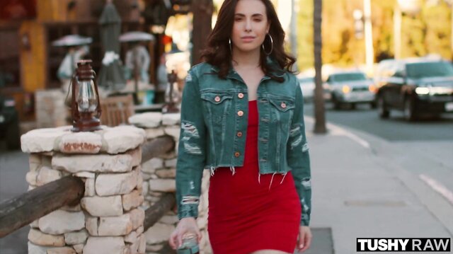 Casey Calvert si nechala nekompromisně vymlátit hnědou dírku tlustým pérem a užívala si každý hluboký příraz