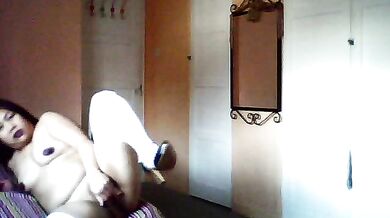 Tahle nadržená dračice to rozjela před webkamerou a začala se dráždivě kroutit aby klukům u monitorů pořádně ztvrdla péra