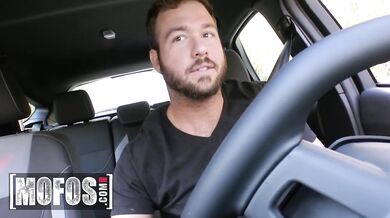 Chad nabalil sexy paní Clausovou Haley Reed a ta mu předvedla drsné vánoční dráždění