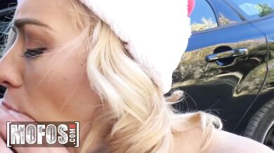 Chad nabalil sexy paní Clausovou Haley Reed a ta mu předvedla drsné vánoční dráždění