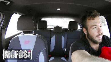 Chad nabalil sexy paní Clausovou Haley Reed a ta mu předvedla drsné vánoční dráždění