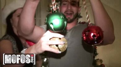 Vianočná párty plná zvrhlostí: baby si užili hračky, sviečky a tvrdé mrdanie do štrbín