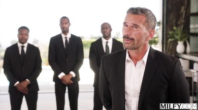 Phoenix Marie má totálne zapchaté všetky dierky, kým jej manžel nadšene drží kameru