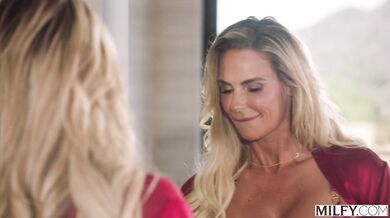 Phoenix Marie má totálne zapchaté všetky dierky, kým jej manžel nadšene drží kameru