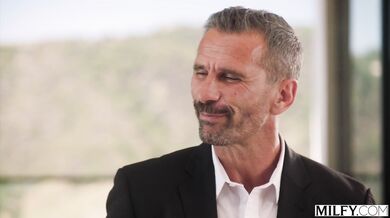 Phoenix Marie má totálne zapchaté všetky dierky, kým jej manžel nadšene drží kameru