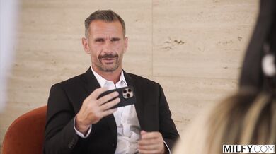 Phoenix Marie má totálne zapchaté všetky dierky, kým jej manžel nadšene drží kameru