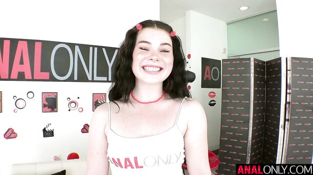 Slipping in Lola Valentine's butt