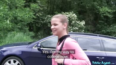 Stydlivá studentka mrdá v lese za prachy na ruku