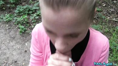 Stydlivá studentka mrdá v lese za prachy na ruku