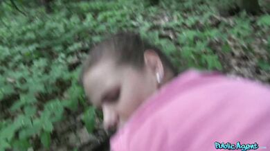 Stydlivá studentka mrdá v lese za prachy na ruku