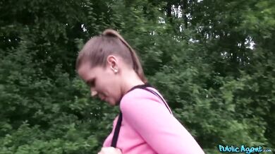 Stydlivá studentka mrdá v lese za prachy na ruku