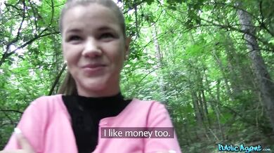 Stydlivá studentka mrdá v lese za prachy na ruku