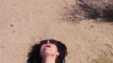 Vášnivý sex uprostred vyprahnutej púšte pod rozpáleným slnkom