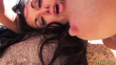 Vášnivý sex uprostred vyprahnutej púšte pod rozpáleným slnkom