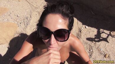 Vášnivý sex uprostred vyprahnutej púšte pod rozpáleným slnkom