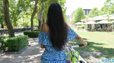 Filipínka s exotickým tělem si vychutnala pořádný bílý čurák v drsném mrdání