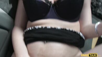 Nadržaná MILFka predviedla absolútne luxusné fajčenie a nakoniec dostala poriadny náklad na tvár